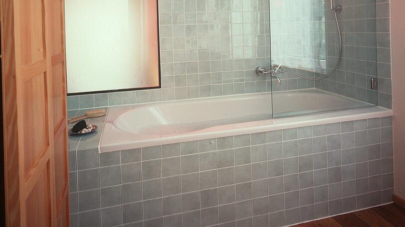 Immer wieder dieselbe Masche: Trickdiebe geben sich als Handwerker aus und bringen Rentner dazu, das Wasser an der Badewanne aufzudrehen. Durch das Rauschen hören die Opfer dann nicht, wenn sie bestohlen werden.