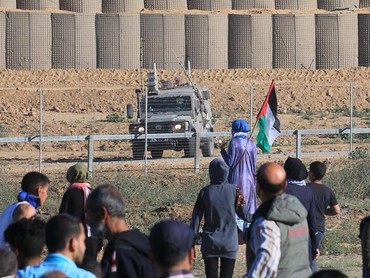 Palästinenser bei Auseinandersetzungen mit Soldaten der israelischen Streitkräfte am Grenzzaun zum Gazastreifen in der Nähe des Flüchtlingscamps Al-Buraj.