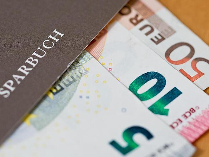 Die durchschnittliche Sparquote ist in Deutschland mit rund 10 Prozent des verfügbaren Einkommens nach wie vor deutlich höher als in den meisten anderen europäischen Ländern.