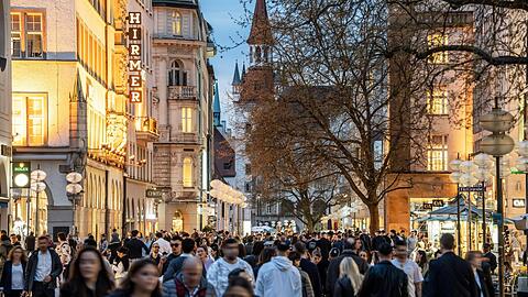 Gewusel in der Kaufingerstraße. Die Passantenzahlen sind zwar noch nicht ganz auf dem Niveau vor Corona, doch sie nähern sich an. Aktuell laufen hier bis zu 7000 Personen pro Stunde an manchen Messpunkten vorbei. Das sind fast 117 Personen pro Minute.