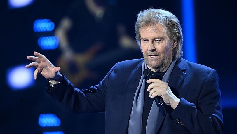 Der Sänger Howard Carpendale steht bei der Aufzeichnung der Sendung "Die Beatrice Egli Show" im Studio.
