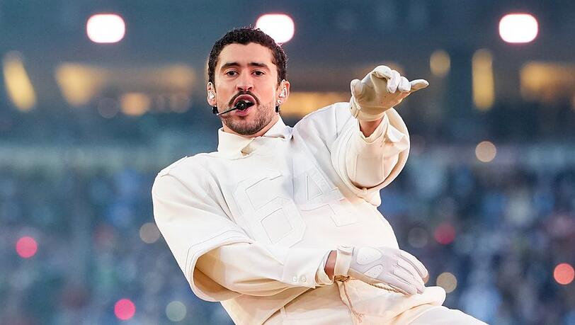 Bad Bunny w&auml;hrend seines Auftritts beim Super Bowl 2026.