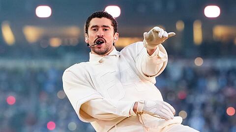 Bad Bunny w&auml;hrend seines Auftritts beim Super Bowl 2026.