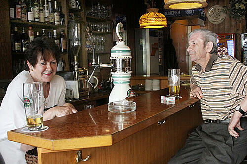 Bier ohne Zigarette? Seit 14 Jahren arbeitet Marika Bango im Schwabinger Bierstüberl. Sie selbst ist Nichtraucherin, aber sie sorgt sich um ihre Stammgäste.