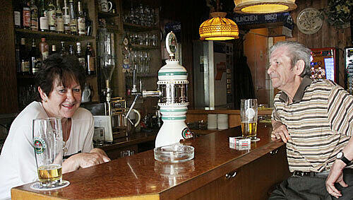Bier ohne Zigarette? Seit 14 Jahren arbeitet Marika Bango im Schwabinger Bierstüberl. Sie selbst ist Nichtraucherin, aber sie sorgt sich um ihre Stammgäste. Bier ohne Zigarette? Seit 14 Jahren arbeitet Marika Bango im Schwabinger Bierstüberl. Sie selbst ist Nichtraucherin, aber sie sorgt sich um ihre Stammgäste.