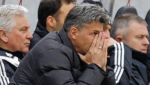 Zerknirscht auf der Trainer-Bank: René Müller (vorn). Zerknirscht auf der Trainer-Bank: René Müller (vorn).