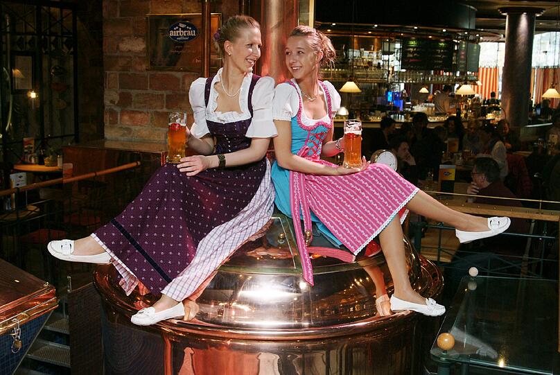 Ein Duo mit fester Hand: Juliane Pfaff (l.) und Franziska Kumpf sind beide erst 26 Jahre alt &ndash; und schon Chefinnen über 60 Mitarbeiter. Sie leiten die Gaststätte Airbräu am Münchner Flughafen.
