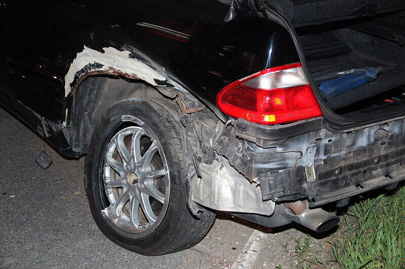 Ein Autofahrer nahm einem anderen bei der Einfahrt auf die Straße die Vorfahrt. Bei dem Unfall wurde eine Person leich verletzt.