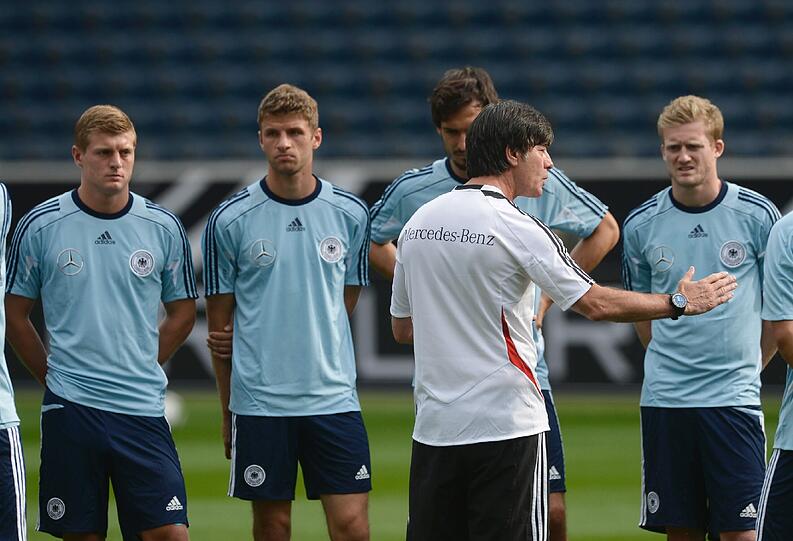 In der Frankfurter Commerzbank-Arena hat Nationalcoach Jogi Löw seine Elf am Dienstag beim Training auf die "Gauchos" eingestimmt - die Bilder.
