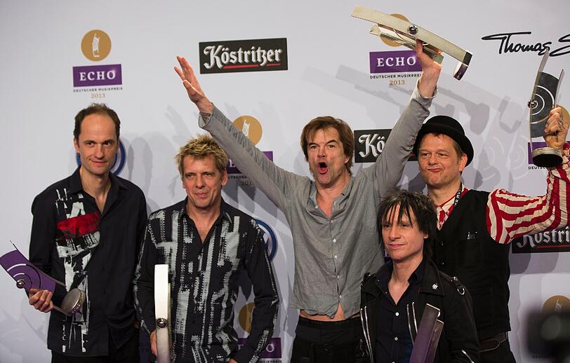 Die Toten Hosen haben bei der Echo-Verleihung 2013 die meisten Preise
abgeräumt. Die Düsseldorfer Punkrocker wurden beim Deutschen
Musikpreis als beste deutsche Rockgruppe sowie für das Album des
Jahres und den Hit des Jahres geehrt.