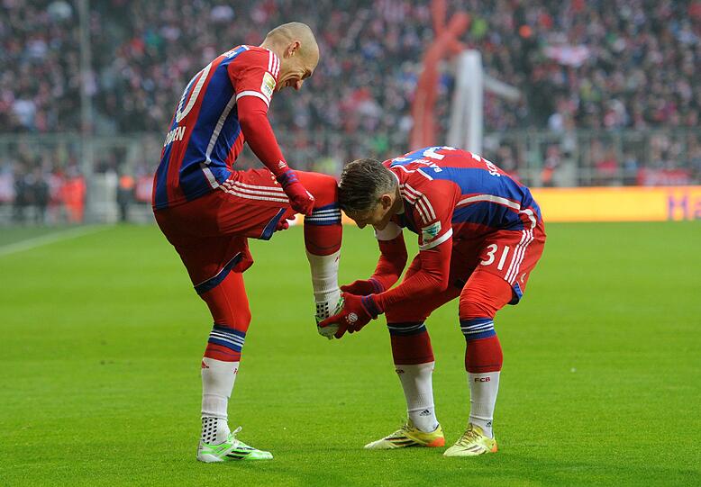 ARJEN ROBBEN - NOTE 1 - Wirbelte in gewohnter Manier. Bereitete Gegenspieler Marcos einen Valentinstag zum Vergessen. Stand 20 Minuten im Schatten von Götze, machte mit dem 3:0 dann auf sich aufmerksam. Von rechts nach innen ziehen und&hellip; Den Rest kennt man. Überraschte Marcos als er rechts an ihm vorbeizog, 4:0.