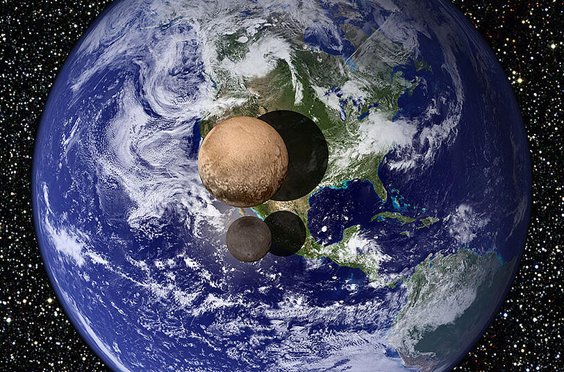 Diese Grafik zeigt Pluto mit seinem Mond Charon vor der Erde.
