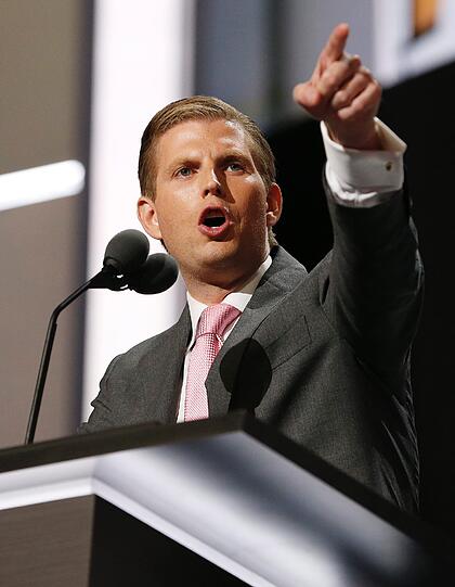 Eric Trump: Er ist 32 Jahre alt, drittes Kind aus der Ehe mit Ivana und Vize im Konzern seines Vaters. Zudem leitet er die Trump-Hotels. 2006 gründete Eric eine Hilfsorganisation, die Geld für todkranke Kinder sammelt. Seit zwei Jahren ist er mit Lara Yunaska verheiratet.