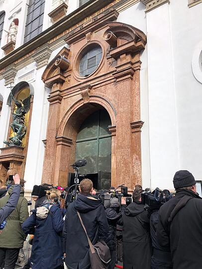 Der Andrang vor der St. Michael Kirche war riesig.