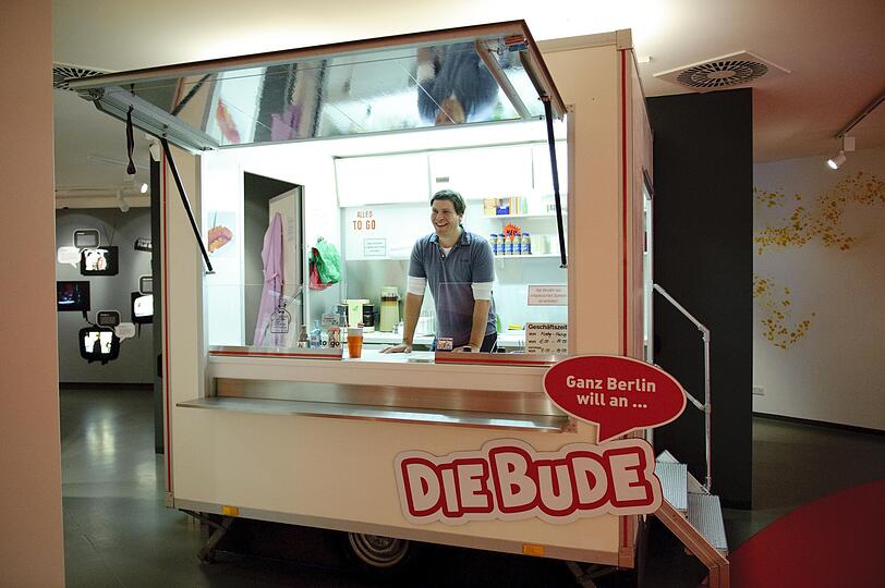 Currywurstmuseum: Eine echte Currywurst muss in der klassischen Bude auf dem Rost brutzeln.