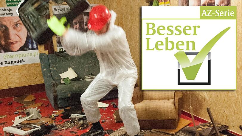 Zerstörung ist auch eine Möglichkeit – vermutlich fällt Ihnen das Entrümpeln aber leichter, wenn Sie die aussortierten Dinge verschenken. Zerstörung ist auch eine Möglichkeit – vermutlich fällt Ihnen das Entrümpeln aber leichter, wenn Sie die aussortierten Dinge verschenken.