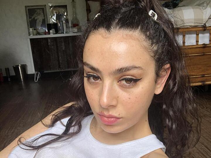 Charli XCX hat ein komplett neues Album in Isolation aufgenommen.