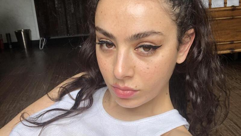 Charli XCX hat ein komplett neues Album in Isolation aufgenommen. Charli XCX hat ein komplett neues Album in Isolation aufgenommen.