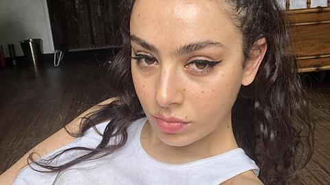Charli XCX hat ein komplett neues Album in Isolation aufgenommen.