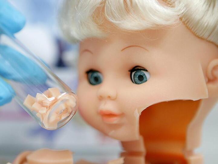 Eine zerschnittene Puppe aus China liegt in einem Labor beim TÜV Rheinland auf einem Tisch.