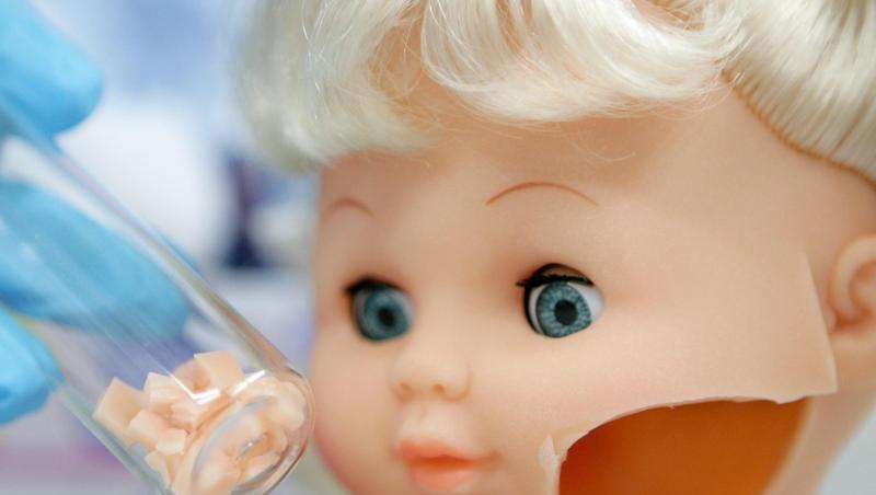 Eine zerschnittene Puppe aus China liegt in einem Labor beim TÜV Rheinland auf einem Tisch. Eine zerschnittene Puppe aus China liegt in einem Labor beim TÜV Rheinland auf einem Tisch.