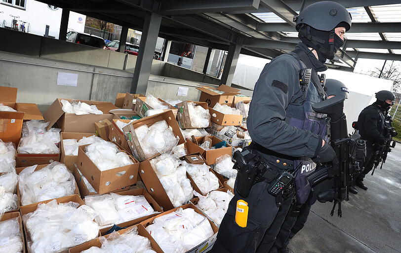 Polizisten der bayerischen Bereitschaftspolizei stehen vor rund 1,5 Tonnen Kokain die zum Abtransport bereit liegen. Im Rahmen der Operation "Schneeschmelze" hat die bayerische Polizei unter strengsten Sicherheitsvorkehrungen das Kokain an einem geheimen Ort in einer Müllverbrennungsanlage in Oberbayern vernichtet. Das Rauschgift höchster Reinheit stammt aus verschiedenen Sicherstellungen der vergangenen Jahre. Es ist die größte Vernichtungsaktion von Drogen in der Geschichte der bayerischen Polizei.
