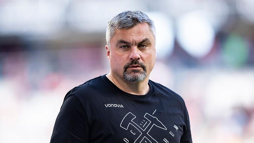 Bochums Trainer Thomas Reis steht vor dem Spiel im Stadion.