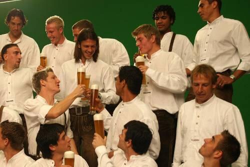 1996 vervollständigte Jürgen Klinsmann den Satz &bdquo;Ich sehe in Lederhosn aus wie...&ldquo; mit &bdquo;ein Fast-Bayer&ldquo;. Hier schaut er einen echten Bayern an, Philipp Lahm.