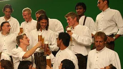 1996 vervollständigte Jürgen Klinsmann den Satz &bdquo;Ich sehe in Lederhosn aus wie...&ldquo; mit &bdquo;ein Fast-Bayer&ldquo;. Hier schaut er einen echten Bayern an, Philipp Lahm.