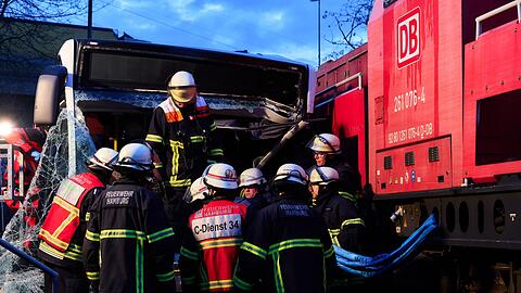 Der Bus ist nach dem Zusammenprall mit einer Lokomotive stark zerst&ouml;rt.