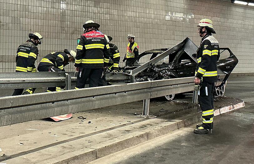 Wegen der entstandenen Sch&auml;den und der erheblichen Verschmutzung der Fahrbahn konnte die Westr&ouml;hre erst nach mehr als drei Stunden wieder f&uuml;r den Verkehr freigegeben werden.