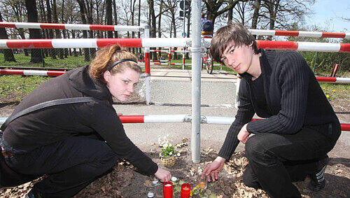 Nina (li.) und Sinan zünden immer wieder die Kerzen an. Der Sog der Züge bläst die Flammen aus. Nina (li.) und Sinan zünden immer wieder die Kerzen an. Der Sog der Züge bläst die Flammen aus.