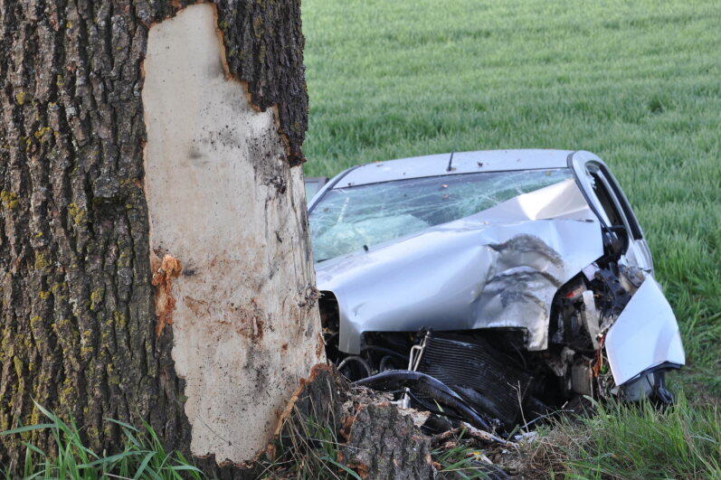 Bei Altötting ist ein Pkw-Fahrer von der Fahrbahn abgekommen und gegen einen Baum geprallt. Der Mann starb noch an der Unfallstelle. Die Bilder vom Horror-Unfall