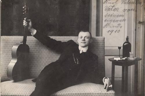 "Optimist: ein Mensch, der die Dinge nicht so tragisch nimmt, wie sie sind." (Valentin privat, mit Rotwein und Gitarre)