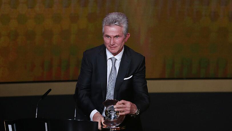Jupp Heynckes ist sichtlich gerührt bei der Verleihung. Die Erinnerungen an eine perfekte Saison kommen wieder ... Jupp Heynckes ist sichtlich gerührt bei der Verleihung. Die Erinnerungen an eine perfekte Saison kommen wieder ...
