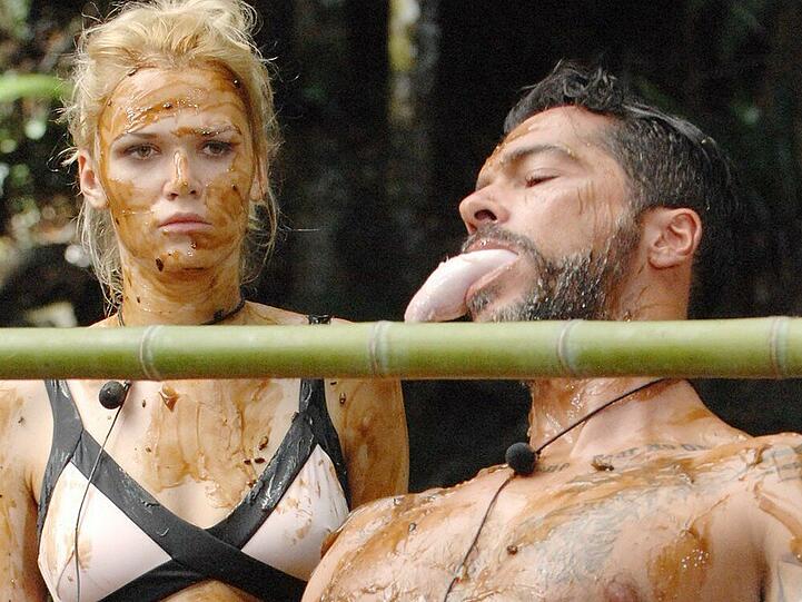 Das fängt ja gut an im Dschungelcamp: Sara Kulka (24) und Aurelio Savina (36) müssen für zwei weitere Sterne zehn Mal mit je einem Schafshoden im Mund Limbo tanzen