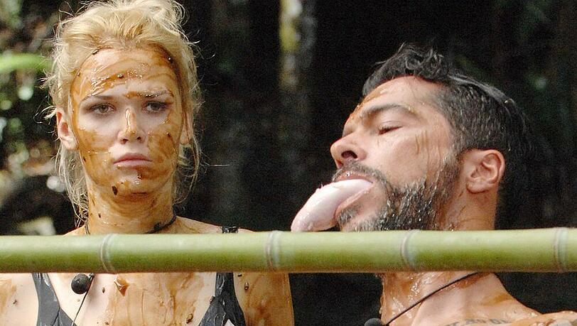 Das fängt ja gut an im Dschungelcamp: Sara Kulka (24) und Aurelio Savina (36) müssen für zwei weitere Sterne zehn Mal mit je einem Schafshoden im Mund Limbo tanzen Das fängt ja gut an im Dschungelcamp: Sara Kulka (24) und Aurelio Savina (36) müssen für zwei weitere Sterne zehn Mal mit je einem Schafshoden im Mund Limbo tanzen