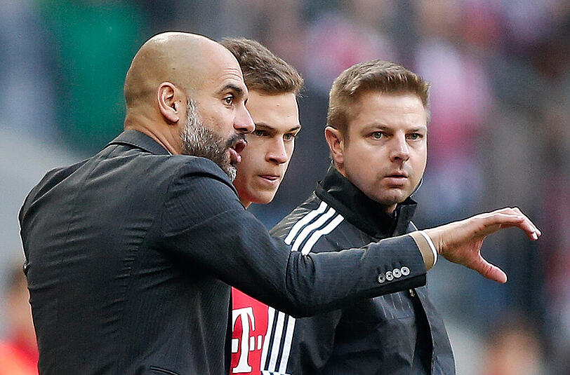 Zwei, die sich verstehen: Trainer Guardiola (l.) und Kimmich (m.).