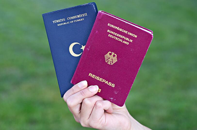 Die Unions-Innenminister halten die doppelte Staatsbürgerschaft für ein "großes Integrationshindernis&ldquo;.