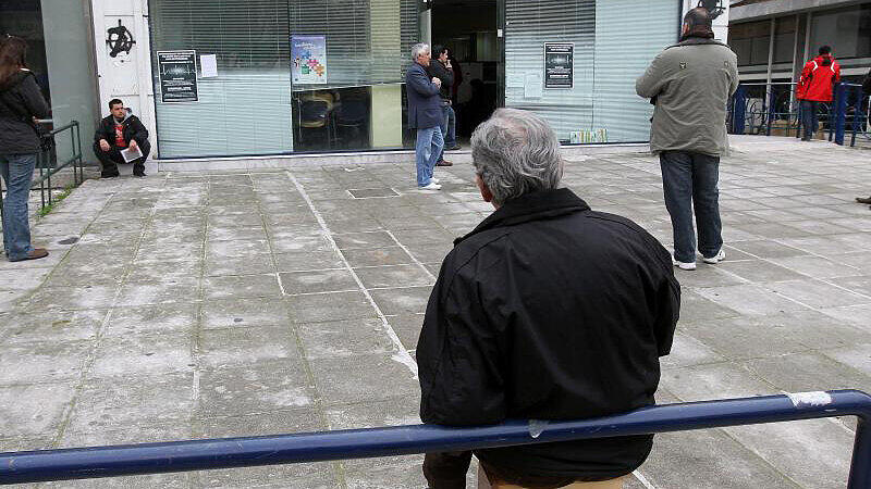 Arbeitlose in Athen: Der pleitebedrohte griechische Staat will mit den neuesten Maßnahmen rund 2,45 Milliarden Euro zusätzlich einnehmen.