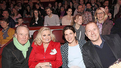 Im Zirkus-Publikum (v. l.): Max Schautzer mit Frau Gundel, Marie-Jeanette und Heino Ferch.