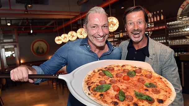 Berufliches Traumpaar: Friedemann Findeis und Klaus Rader in einer M&uuml;nchner L'Osteria-Filiale.