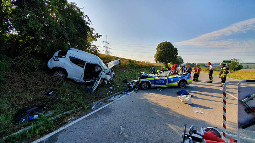 Trümmerfeld auf der B15: Die beiden Fahrzeuge haben einen Totalschaden.