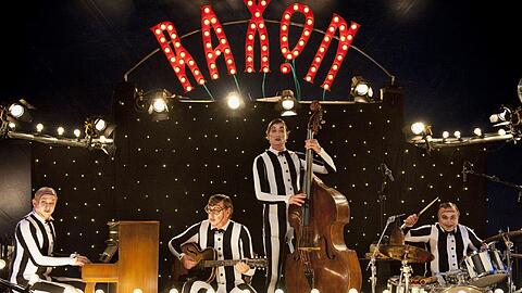 Ulrich Tukur (li.) mit Band im aktuellen HR-"Tatort" "Schwindelfrei"