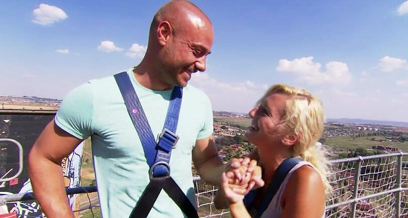Christian und Susi sind vor ihrem Bungeesprung sehr nervös.