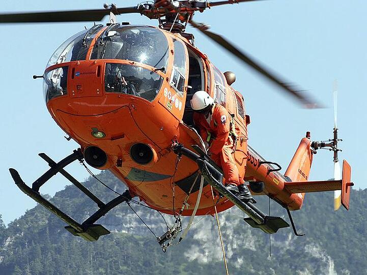 Am Rettungshubschrauber "Christoph 14" macht sich ein Retter bereit. Foto: picture alliance / dpa/Symbolbild