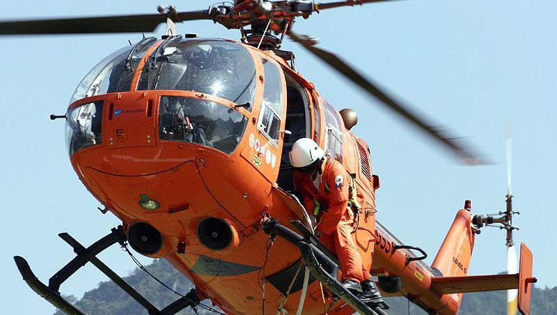 Am Rettungshubschrauber "Christoph 14" macht sich ein Retter bereit. Foto: picture alliance / dpa/Symbolbild Am Rettungshubschrauber "Christoph 14" macht sich ein Retter bereit. Foto: picture alliance / dpa/Symbolbild