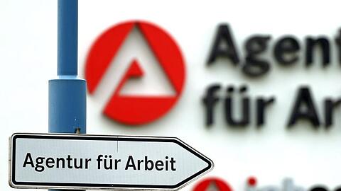 Volkswirte führender deutscher Finanzinstitute befürchten erhebliche und nachhaltige Auswirkungen der Corona-Krise auf Arbeitsmarkt und Konjunktur.