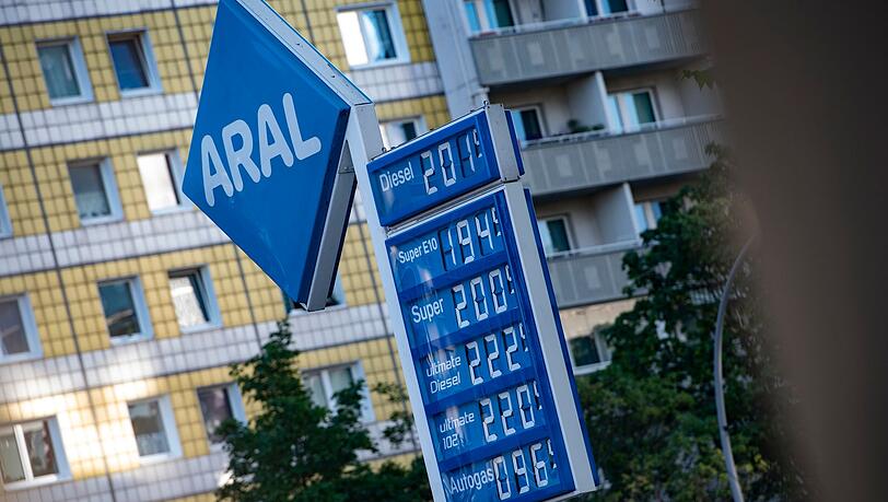 Nur wenige Tage nach der steuerlichen Senkung der Benzinpreise sind vielerorts die Preise wieder deutlich angestiegen. Nur wenige Tage nach der steuerlichen Senkung der Benzinpreise sind vielerorts die Preise wieder deutlich angestiegen.