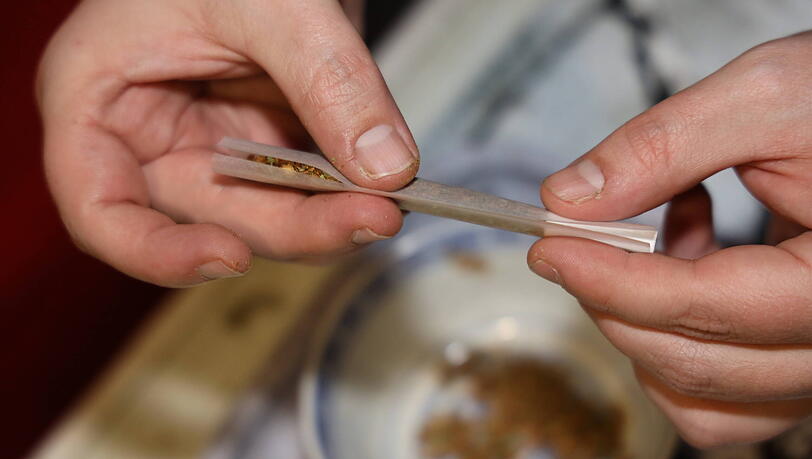 Die Teil-Legalisierung von Cannabis konnte Bayern nicht verhindern. Dafür erließ die Staatsregierung Verbote für konkrete Bereiche. (Symbolbild)